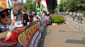 Sejumlah massa melakukan Aksi Bela Palestina di depan Kedutaan Besar Mesir, Jakarta, Minggu (19/5/2024). [Suara.com/Alfian Winanto]