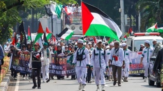 Sejumlah massa melakukan Aksi Bela Palestina di depan Kedutaan Besar Mesir, Jakarta, Minggu (19/5/2024). [Suara.com/Alfian Winanto]