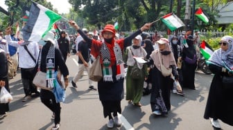 Sejumlah massa melakukan Aksi Bela Palestina di depan Kedutaan Besar Mesir, Jakarta, Minggu (19/5/2024). [Suara.com/Alfian Winanto]