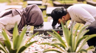 Cium Makam Adjie Massaid, Thariq Halilintar Minta Izin Nikahi Aaliyah Massaid