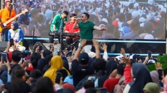 Grup musik Kahitna tampil menghibur warga saat Hari Bebas Kendaraan Bermotor (HBKB) di Bundaran HI, Jakarta, Minggu (19/5/2024). [Suara.com/Alfian Winanto]