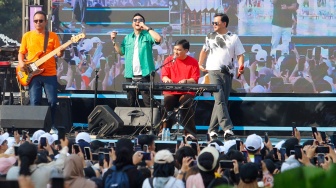 Grup musik Kahitna tampil menghibur warga saat Hari Bebas Kendaraan Bermotor (HBKB) di Bundaran HI, Jakarta, Minggu (19/5/2024). [Suara.com/Alfian Winanto]