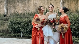 Adu Gaya Nia Ramadhani dan Rossa Jadi Bridesmaid di Pernikahan Mahalini, Siapa Lebih Menawan?