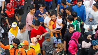 Suasana kepadatan warga yang datang saat Hari Bebas Kendaraan Bemotor (HBKB) di Kawasan Bundaran HI, Jakarta, Minggu (19/5/2024). [Suara.com/Alfian Winanto]