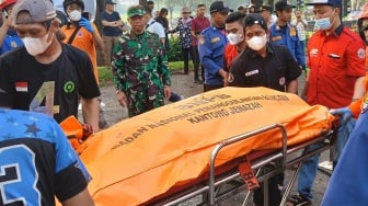 Petugas BPBD Kota Tangsel mengevakuasi jenazah korban pesawat jatuh di BSD Serpong, Tangerang Selatan, Banten, Minggu (18/5/2024).  [ANTARA FOTO/Rais Fauzan Azhar/Bal/YU]