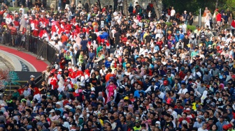 Suasana kepadatan warga yang datang saat Hari Bebas Kendaraan Bemotor (HBKB) di Kawasan Bundaran HI, Jakarta, Minggu (19/5/2024). [Suara.com/Alfian Winanto]