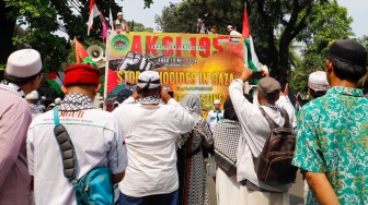 Sejumlah massa melakukan Aksi Bela Palestina di depan Kedutaan Besar Mesir, Jakarta, Minggu (19/5/2024). [Suara.com/Alfian Winanto]