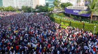 Suasana kepadatan warga yang datang saat Hari Bebas Kendaraan Bemotor (HBKB) di Kawasan Bundaran HI, Jakarta, Minggu (19/5/2024). [Suara.com/Alfian Winanto]