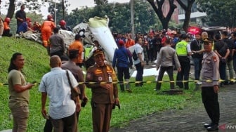 Mayat Korban Terperangkap, Badan Pesawat Flying Club yang Jatuh di BSD Terpaksa Dipotong Tim SAR