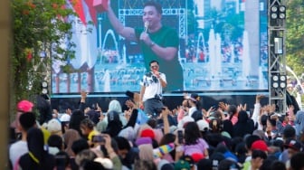 Grup musik Kahitna tampil menghibur warga saat Hari Bebas Kendaraan Bermotor (HBKB) di Bundaran HI, Jakarta, Minggu (19/5/2024). [Suara.com/Alfian Winanto]