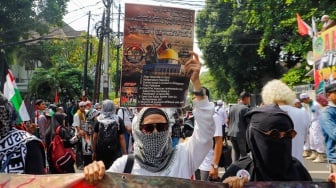 Sejumlah massa melakukan Aksi Bela Palestina di depan Kedutaan Besar Mesir, Jakarta, Minggu (19/5/2024). [Suara.com/Alfian Winanto]