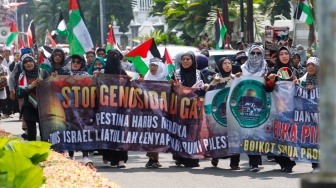 Sejumlah massa melakukan Aksi Bela Palestina di depan Kedutaan Besar Mesir, Jakarta, Minggu (19/5/2024). [Suara.com/Alfian Winanto]