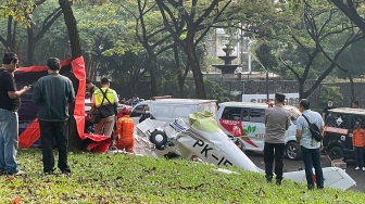 BREAKING NEWS! Pesawat Jatuh di Lapangan Sunburst BSD Serpong, Polisi Sebut Ada 3 Korban Jiwa