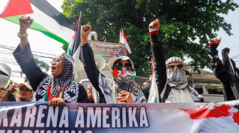 Sejumlah massa melakukan Aksi Bela Palestina di depan Kedutaan Besar Mesir, Jakarta, Minggu (19/5/2024). [Suara.com/Alfian Winanto]