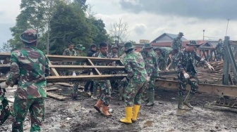 Jembatan Bailey Buatan TNI di Lokasi Bencana Sumbar Hampir Rampung, Mampu Tampung Beban 40 Ton