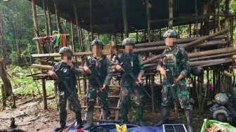 Sempat Kontak Tembak, Anggota TNI Akhirnya Kuasai Markas OPM di Maybrat