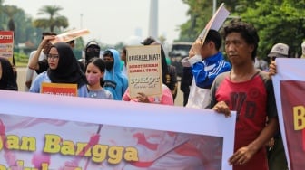 Massa dari Solidaritas Mahasiswa Untuk Rakyat Palestina (SMURP) saat menggelar aksi boikot produk yang terafiliasi Israel di kawasan Patung Kuda, Jakarta, Senin (20/5/2024). [Suara.com/Alfian Winanto]