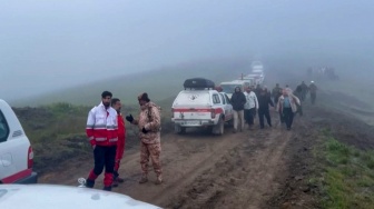 Gambar yang diambil dari cuplikan video ini menunjukkan tim pencarian dan penyelamatan saat mereka mencoba menemukan helikopter Presiden Ebrahim Raisi yang hilang di daerah pegunungan di barat laut Iran, Senin (20/5/2024). [Palang Merah Iran / AFP]