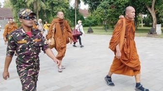 Sambut Biksu Thudong di Magelang, Potret Islam Rahmatan Lil Alamin dan Kehangatan Orang Jawa