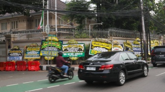 Sejumlah karangan bunga terpajang di depan Kedutaan Besar Iran untuk Indonesia di Jakarta, Selasa (21/5/2024). [Suara.com/Alfian Winanto]