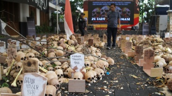 Aktivis hak asasi manusia (HAM) menabur bunga di instalasi Peringatan 26 Tahun Reformasi di kawasan Menteng, Jakarta Pusat, Selasa (21/5/2024). [Suara.com/Alfian Winanto]