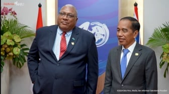 Gaya Unik Presiden Fiji Dalam Gelaran WWF ke-10 di Bali Tuai Sorotan, Padukan Jas dengan Rok!