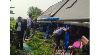 Bus Perangkat Desa di Serang Terguling di Tol Tangerang-Merak, 8 Orang Dilarikan ke Rumah Sakit