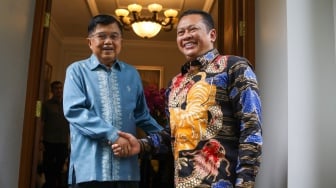 Wakil Presiden Indonesia ke-10 dan 12, Jusuf Kalla (kiri) bersalaman dengan Ketua MPR RI Bambang Soesatyo (kanan) saat menggelar pertemuan di Kediaman Jusuf Kalla di Jakarta, Rabu (22/5/2024). [Suara.com/Alfian Winanto]