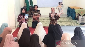 Wayang Bawa Semangat Baru Anak Panti Asuhan: Mahasiswa UNS Kenalkan Krida Bahasa dan Budaya Jawa