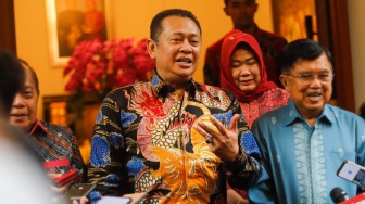 Ketua MPR RI Bambang Soesatyo menjawab pertanyaan awak media usai menggelar pertemuan dengan Wakil Presiden Indonesia ke-10 dan 12, Jusuf Kalla di Kediaman Jusuf Kalla di Jakarta, Rabu (22/5/2024). [Suara.com/Alfian Winanto]