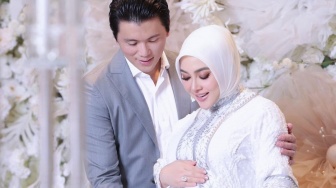 Potret Mesra Syahrini dan Reino Barack Akhirnya Pamer Baby Bump: Bisa Jadi Ide Foto Maternity!