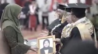 Publik Soroti Ibu di Lampung Gantikan Anaknya yang Meninggal saat Diwisuda: Tegar Banget!