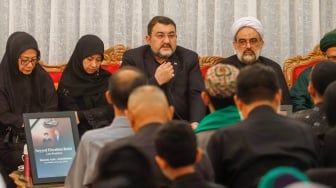 Duta Besar Iran untuk Indonesia, Mohammad Boroujerdi (tengah) memberikan sambutan saat acara doa bersama dan tahlilan atas wafatnya Presiden Ebrahim Raisi yang digelar di kediamannya di Jakarta, Rabu (22/5/2024). [Suara.com/Alfian Winanto]