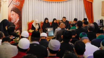 Warga menghadiri doa bersama dan tahlilan atas wafatnya Presiden Ebrahim Raisi yang digelar di kediaman Duta Besar Iran untuk Indonesia, Mohammad Boroujerdi di Jakarta, Rabu (22/5/2024). [Suara.com/Alfian Winanto]