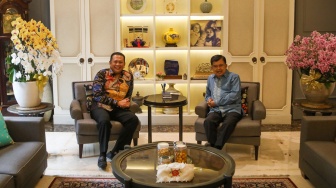 Wakil Presiden Indonesia ke-10 dan 12, Jusuf Kalla (kanan) bersama Ketua MPR RI Bambang Soesatyo (kiri) saat menggelar pertemuan di Kediaman Jusuf Kalla di Jakarta, Rabu (22/5/2024). [Suara.com/Alfian Winanto]