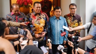 Wakil Presiden Indonesia ke-10 dan 12, Jusuf Kalla (kedua kanan) bersama Ketua MPR RI Bambang Soesatyo (kedua kiri) usai menggelar pertemuan di Kediaman Jusuf Kalla di Jakarta, Rabu (22/5/2024). [Suara.com/Alfian Winanto]