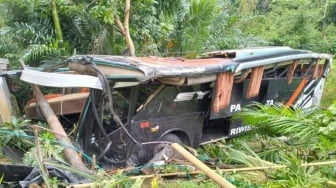 Polisi Selidiki Penyebab Bus Pelajar Study Tour Terjun Bebas ke Jurang di Sedayu