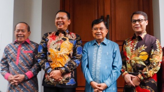 Wakil Presiden Indonesia ke-10 dan 12, Jusuf Kalla (kedua kanan) besama Ketua MPR RI Bambang Soesatyo (kedua kiri) di dampingi wakil ketua MPR RI Ahmad Basarah (kanan), Syarief Hasan (kiri) saat menggelar pertemuan di Kediaman Jusuf Kalla di Jakarta, Rabu (22/5/2024). [Suara.com/Alfian Winanto]