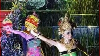 Potret Penari Bali di Tengah Acara, Tetap Tersenyum Meski Kehujanan