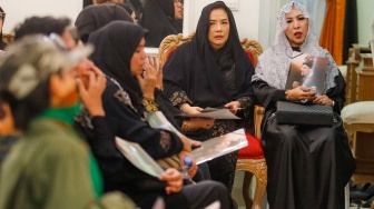 Warga menghadiri doa bersama dan tahlilan atas wafatnya Presiden Ebrahim Raisi yang digelar di kediaman Duta Besar Iran untuk Indonesia, Mohammad Boroujerdi di Jakarta, Rabu (22/5/2024). [Suara.com/Alfian Winanto]