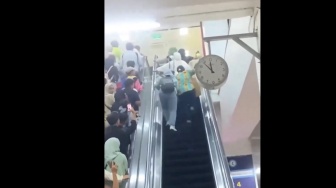 Enggak Sabar Antri Eskalator di Stasiun Manggarai, Para Perempuan ini Sengaja Lawan Arah, Endingnya Bikin Ngakak