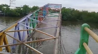 Detik-detik Jembatan Ambruk di Kepulauan Meranti, Warga Berhamburan