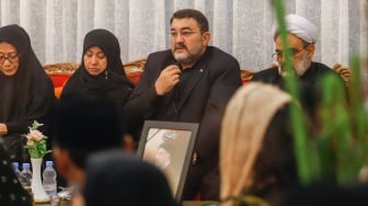 Duta Besar Iran untuk Indonesia, Mohammad Boroujerdi (tengah) memberikan sambutan saat acara doa bersama dan tahlilan atas wafatnya Presiden Ebrahim Raisi yang digelar di kediamannya di Jakarta, Rabu (22/5/2024). [Suara.com/Alfian Winanto]