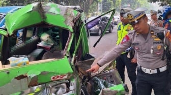 Dua Orang Terluka dalam Kecelakaan Angkot vs Truk Sampah di Jalan Sudirman