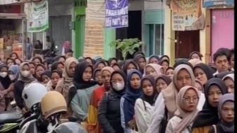 Lapaknya Diserbu Ratusan Pelamar Kerja, Ini Sosok Pemilik Warung Seblak Viral di Ciamis