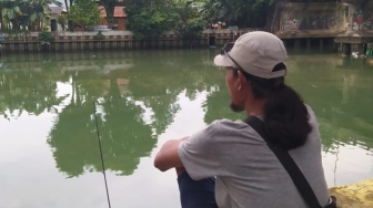 Sungai Karang Mumus Berubah Hijau, Berkah Bagi Para Pemancing Ikan Patin