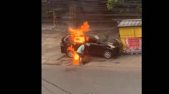 Diduga Bawa BBM Pertalite, Mobil Ini justru Terbakar Hebat usai Tabrak Gerobak di Pinggir Jalan