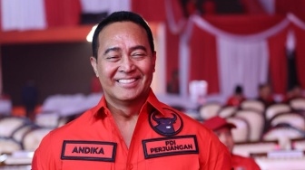 Adab Andika Perkasa Jongkok Sentuh Sepatu Adik Gus Dur Jadi Omongan