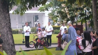 Momen Jokowi Bagi-bagi Sembako ke Ribuan Warga Jogja Ditemani Jan Ethes