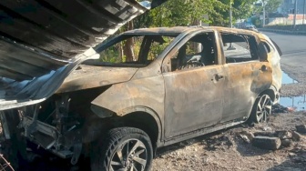 Mobil Pribadi Bawa 420 Liter BBM Terbakar, Pengemudi Loncat Tanpa Menghentikan Mobil